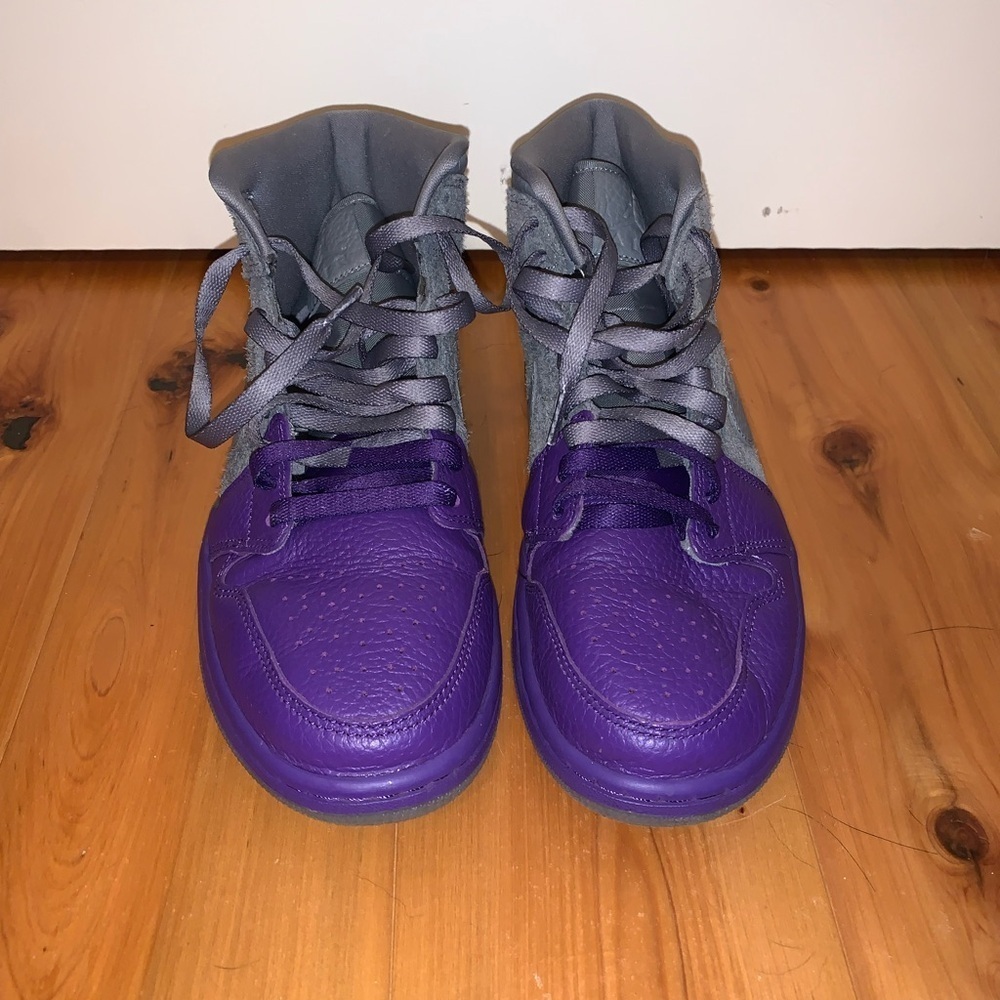 Women’s Nike air Jordan’s High-Top Sneakers - Picture 2 of 7